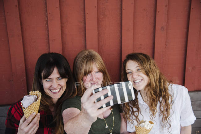 Mulheres tomando uma selfie com sorvete — Fotografia de Stock