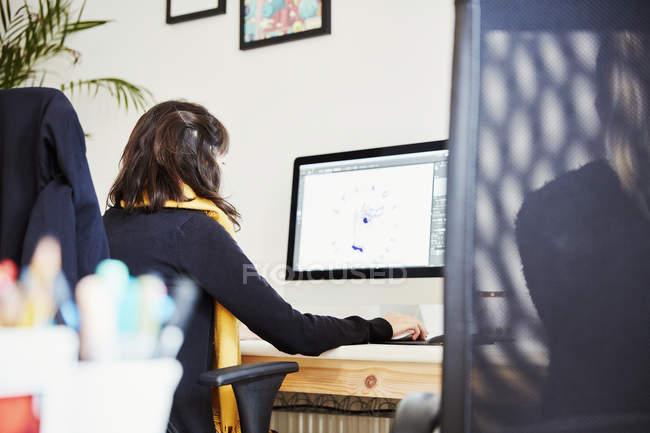 Женщина, работающая на экране компьютера — стоковое фото