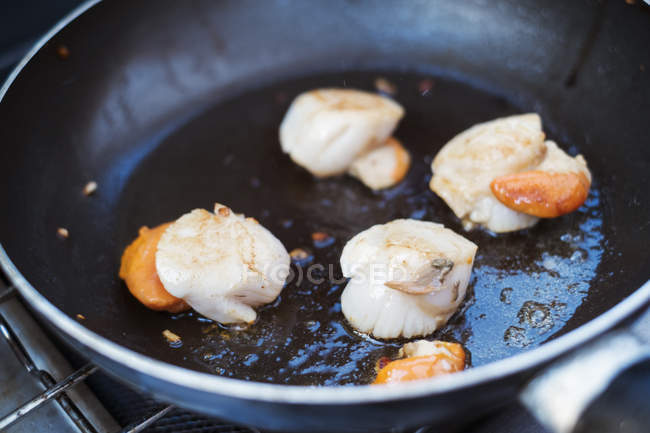 Scallops in frying pan — Stock Photo