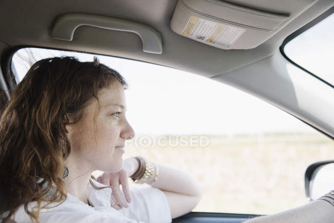 Donna in macchina in viaggio — Foto stock