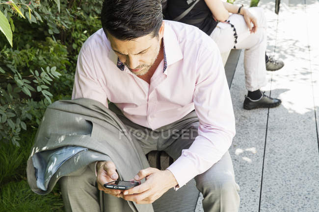 Бізнесмен за допомогою мобільного телефону. — стокове фото