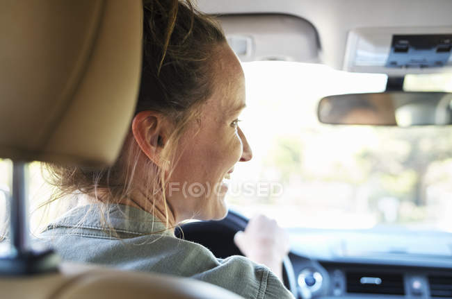Donna alla guida di una macchina. — Foto stock