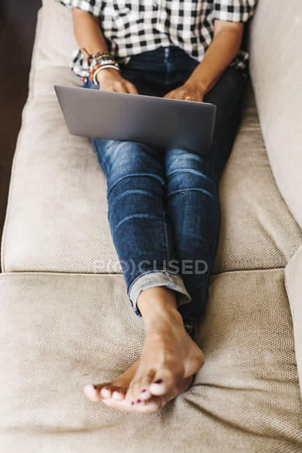 Mulher usando um computador portátil. — Fotografia de Stock