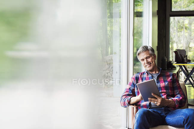 Man using a digital tablet. — Stock Photo