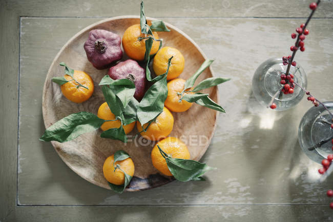 Bol en bois d'oranges — Photo de stock