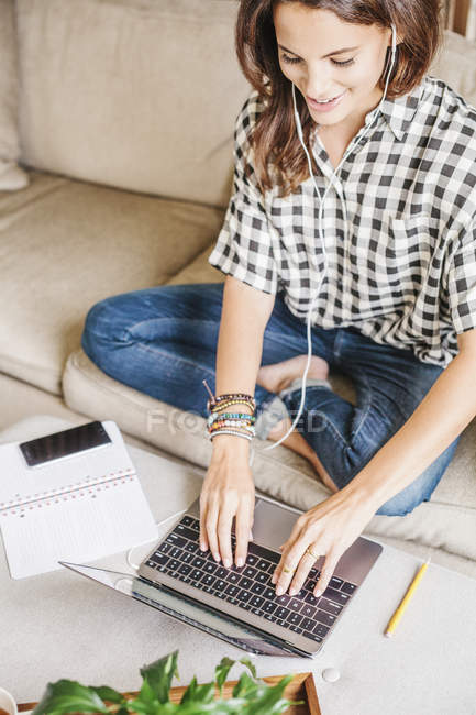 Mujer con un ordenador portátil - foto de stock