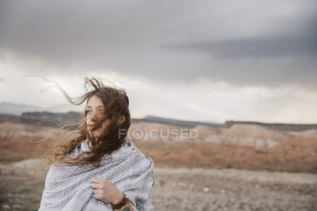 Mulher em uma paisagem deserta . — Fotografia de Stock