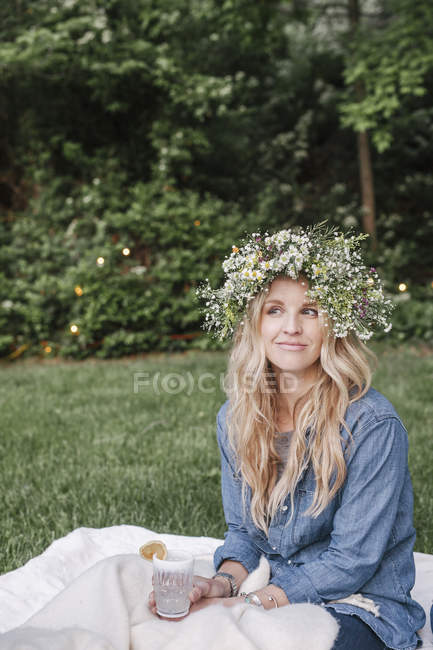 Frau mit Blumenkranz — Stockfoto
