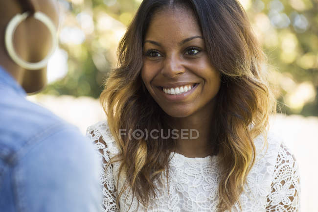 Lächelnde Frau mit langen braunen Haaren. — Stockfoto