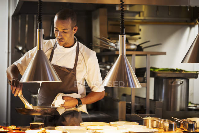 Koch steht in einer Restaurantküche — Stockfoto