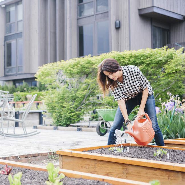 Mulher trabalhando em um jardim — Fotografia de Stock