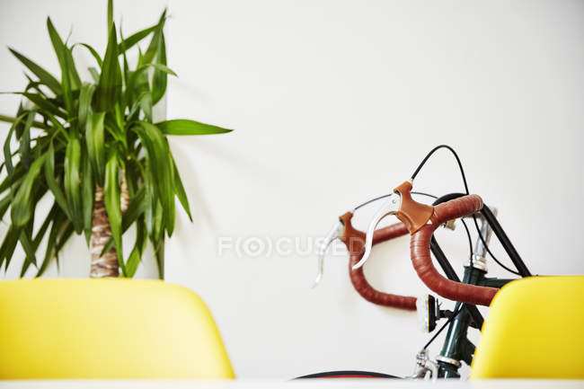 Bicycle leaning against a white wall — Stock Photo