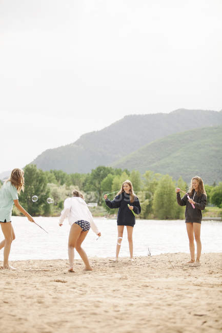 Дівчата стоять біля озера — стокове фото