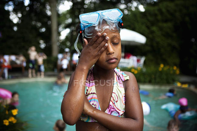 Menina vestindo óculos de natação — Fotografia de Stock
