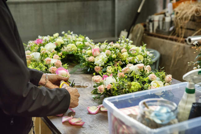 Женщина, работающая над украшением цветов — стоковое фото