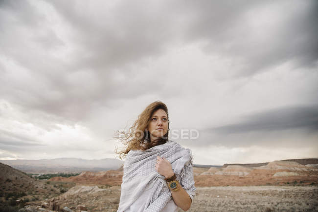 Donna in un paesaggio desertico
. — Foto stock