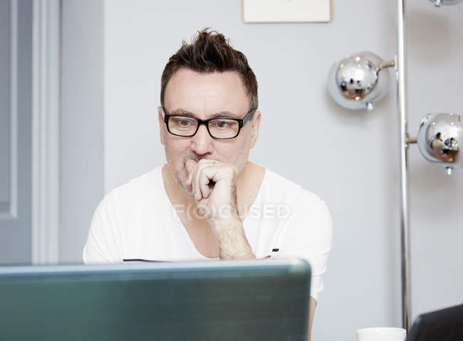 Uomo utilizzando il computer portatile — Foto stock