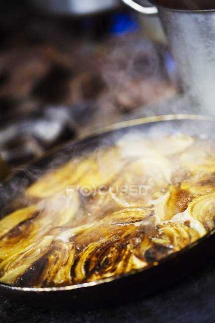 Tarte tatin in frying pan — Stock Photo