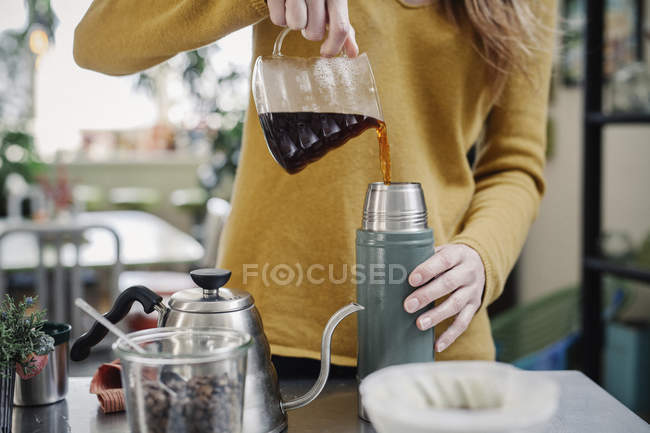 Frau schenkt Kaffee ein — Stockfoto