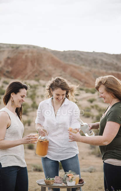 Mulheres tomando uma bebida . — Fotografia de Stock
