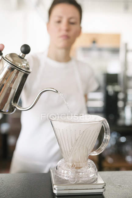 Mujer haciendo filtro de café. - foto de stock
