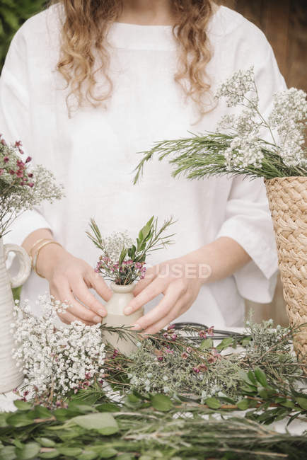 Donna che prepara una miscela di erbe — Foto stock