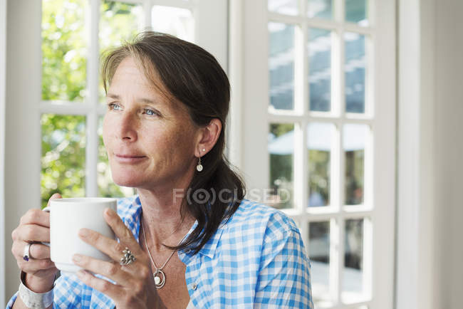 Femme buvant un café — Photo de stock