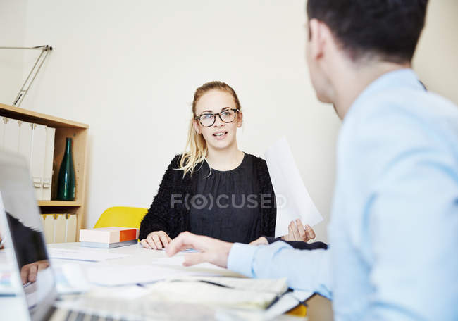 Duas pessoas numa reunião — Fotografia de Stock