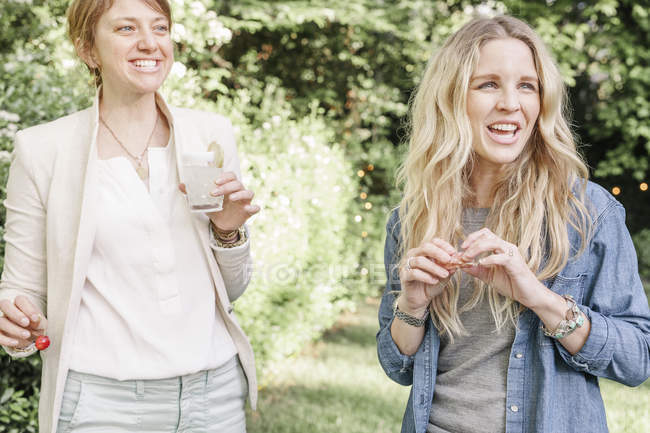 Blonde Frauen stehen in einem Garten — Stockfoto