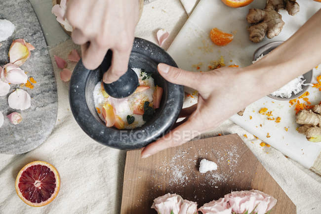 Woman using a pestle and mortar — Stock Photo