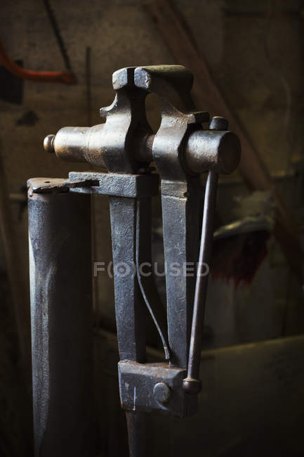 Blacksmith's vice in workshop. — Stock Photo