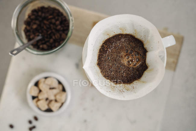 Filterkaffee zubereiten. — Stockfoto