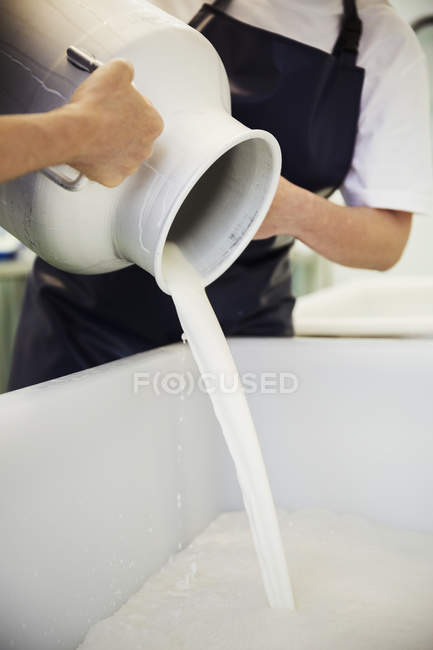 Козье молоко выливается из отбивной — стоковое фото