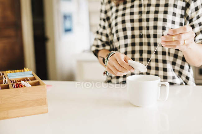 Femme faisant une tasse de thé . — Photo de stock