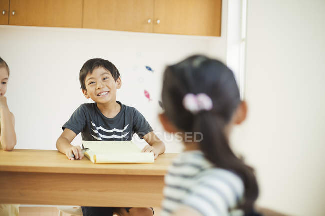 Grupo de crianças em uma sala de aula . — Fotografia de Stock