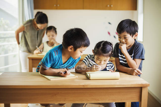Gruppe von Kindern in einem Klassenzimmer — Stockfoto