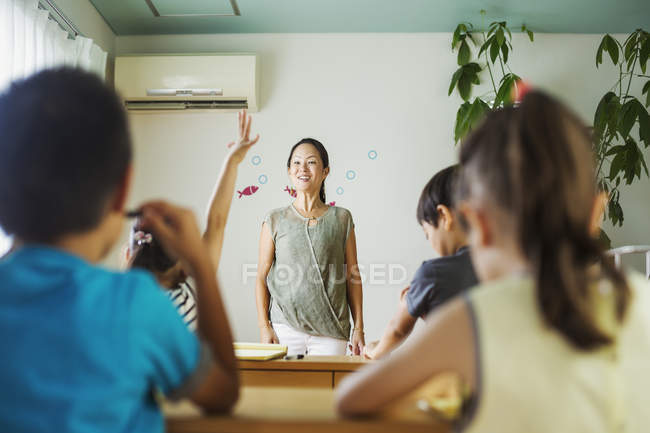 Grupo de crianças em uma sala de aula — Fotografia de Stock