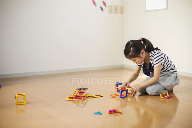 Дівчина грає з геометричними фігурами . — стокове фото