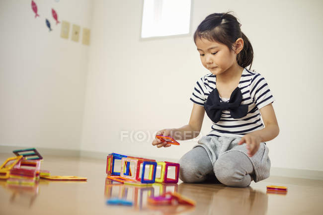 Mädchen spielt mit geometrischen Formen. — Stockfoto