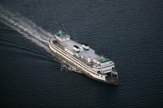 Ferry crossing Puget Sound — Stock Photo