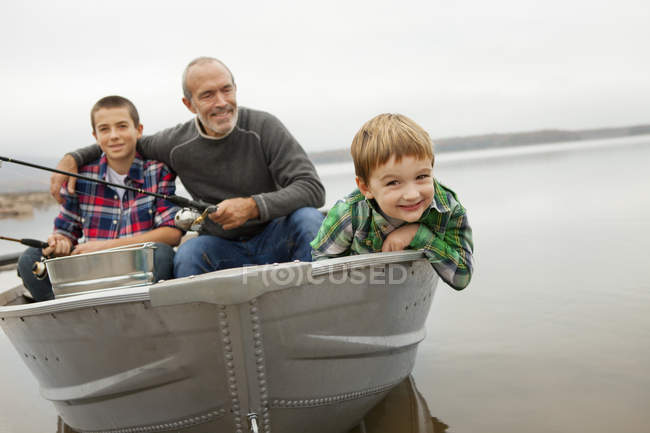 Mann und Jungen angeln von einem Boot aus. — Stockfoto