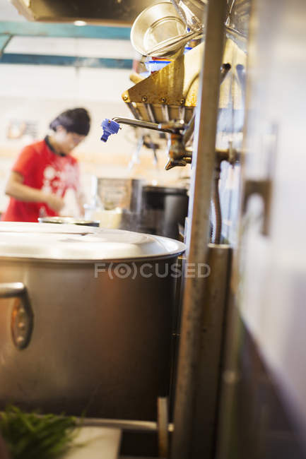 Chef trabajando en la tienda de fideos ramen . - foto de stock