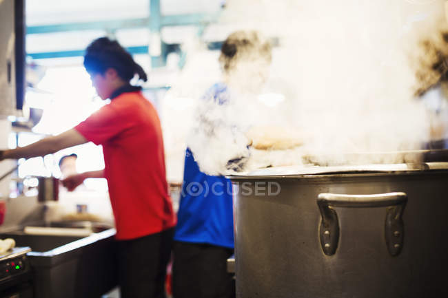 Homme travaillant dans ramen nouilles boutique . — Photo de stock