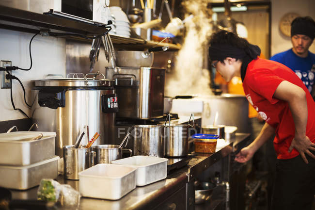 Chef che lavora nel negozio di noodle ramen . — Foto stock
