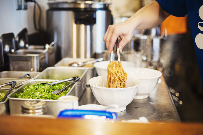 Chef preparing bowls of ramen noodles — Stock Photo