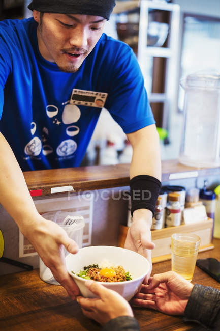 Chef delivering a bowl of ramen noodles — Stock Photo
