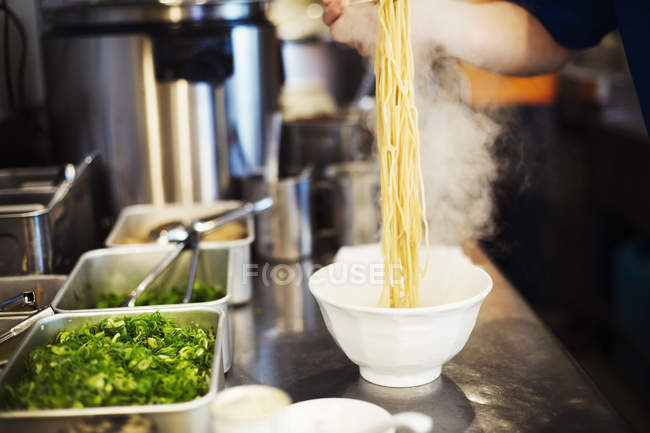 Koch bereitet Schalen mit Ramen-Nudeln zu — Stockfoto