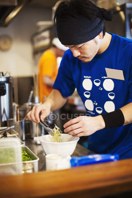 Man preparing a ramen noodle dish — Stock Photo