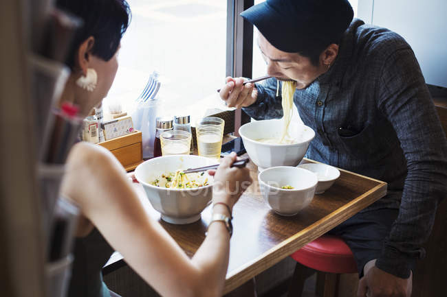 Uomo e donna mangiare tagliatelle — Foto stock