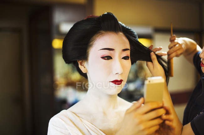 Geisha moderne se préparant de manière traditionnelle — Photo de stock